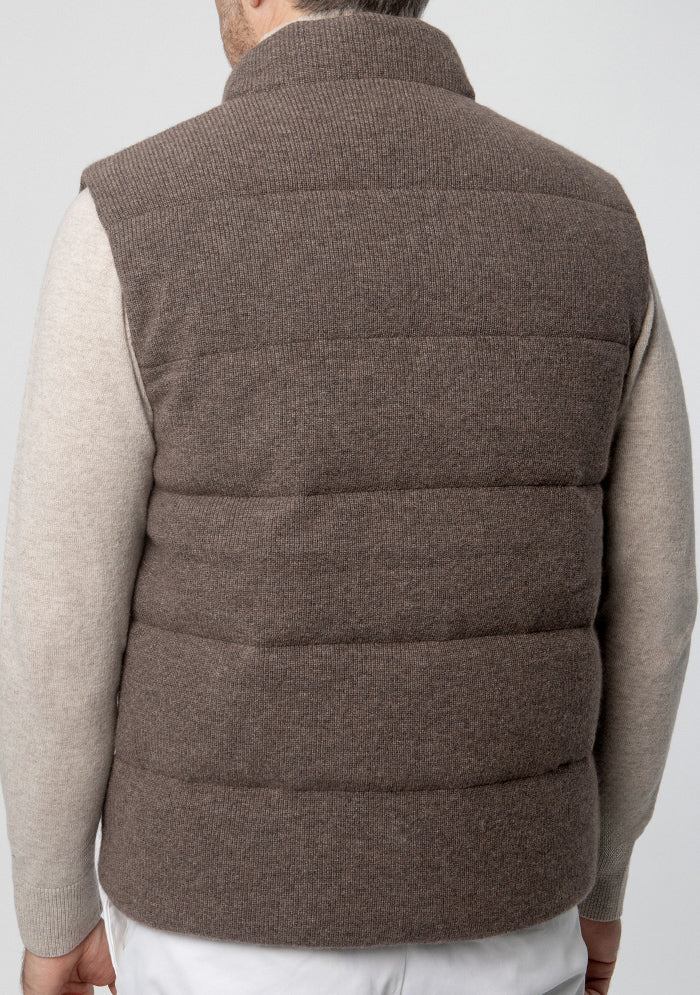 Luxury men's brown cashmere gilet with goose down #color_GRIZZLY
